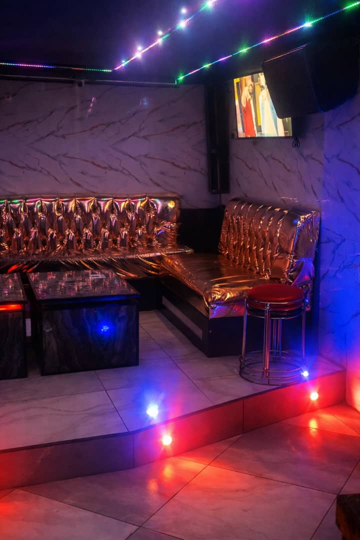 Espace lounge VIP moderne au PADMA HOTEL situé à Total Kolbong Douala