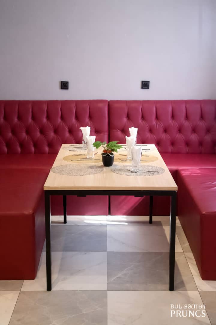 Salle du PADMA Restaurant à Nkolmbong avec tables élégamment dressées et ambiance chaleureuse