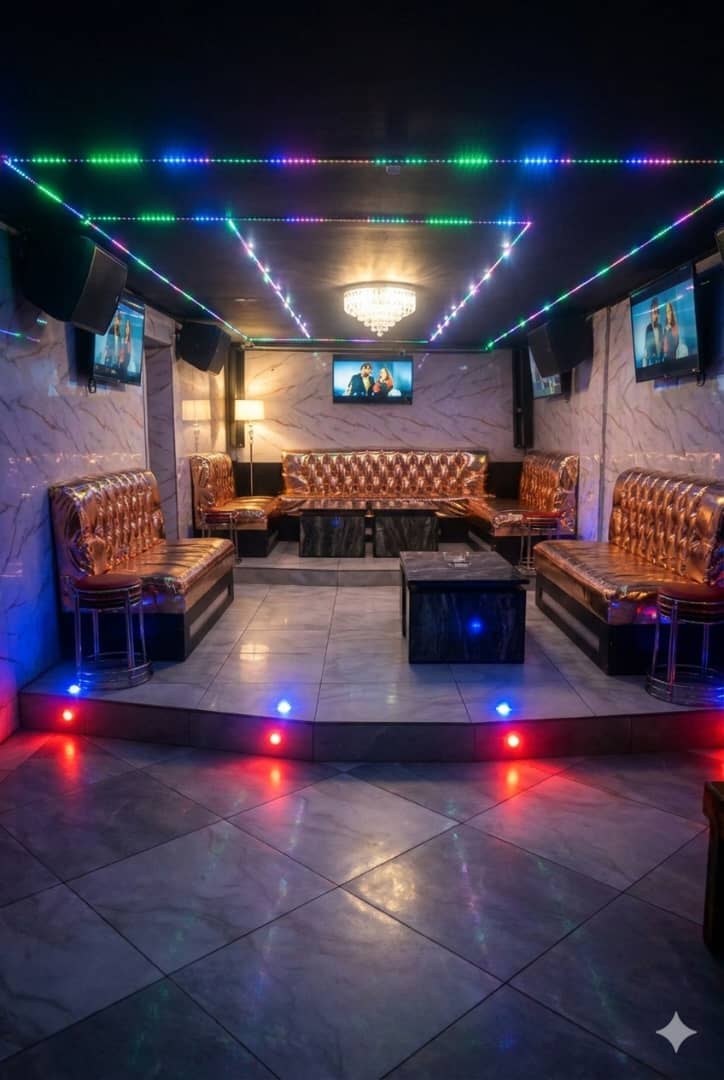 Découvrez le Snack Lounge VIP du PADMA HOTEL, un espace moderne, élégant et animé conçu pour vous offrir des moments de détente dans une ambiance chaleureuse et raffinée. Notre lounge est spacieux et parfaitement équipé, idéal pour se retrouver entre amis, partager un moment agréable ou simplement se relaxer après une longue journée.